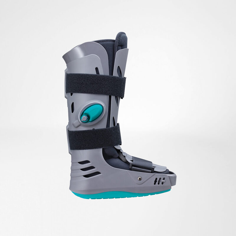 Hochwertige orthopädische Fußschiene mit Einstellfunktion - Ideal für Verletzungsrehabilitation Moderne graue orthopädische Schiene mit blauem Einstellknopf und schwarzen Klettverschlüssen, isoliert auf weißem Hintergrund.