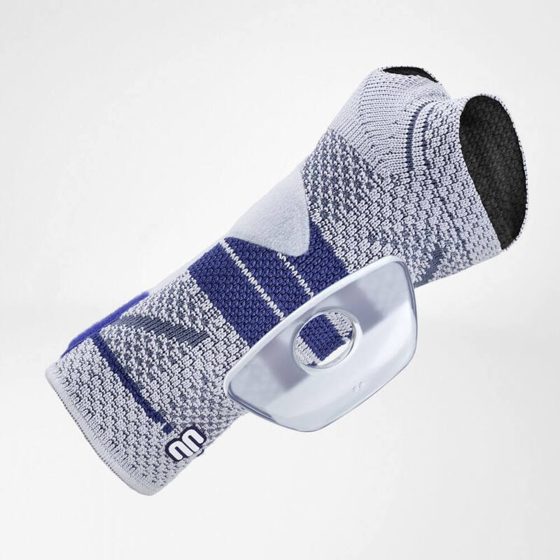 ManuTrain's Viscoelastic Pad Bauerfeind's ManuTrain wrist brace with its viscoelastic pad highlighted.