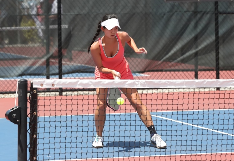 APP Tour Pro Alia Brown wearing Bauerfeind's MalleoTrain ankle brace while playing pickleball outdoors.