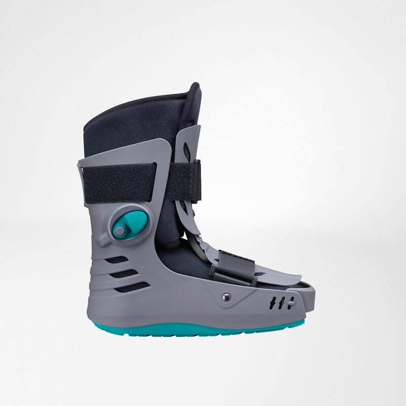 Hochwertige orthopädische Fußschiene mit Einstellfunktion - Ideal für Verletzungsrehabilitation Moderne graue orthopädische Schiene mit blauem Einstellknopf und schwarzen Klettverschlüssen, isoliert auf weißem Hintergrund.