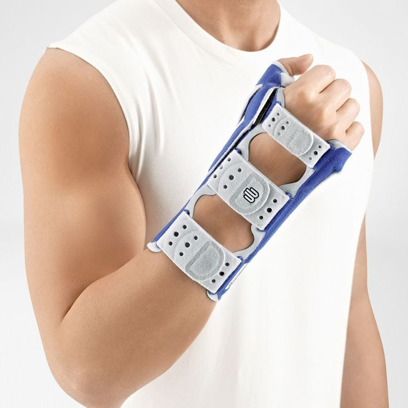 Man wearing Bauerfeind's ManuLoc Rhizo wrist and thumb brace.