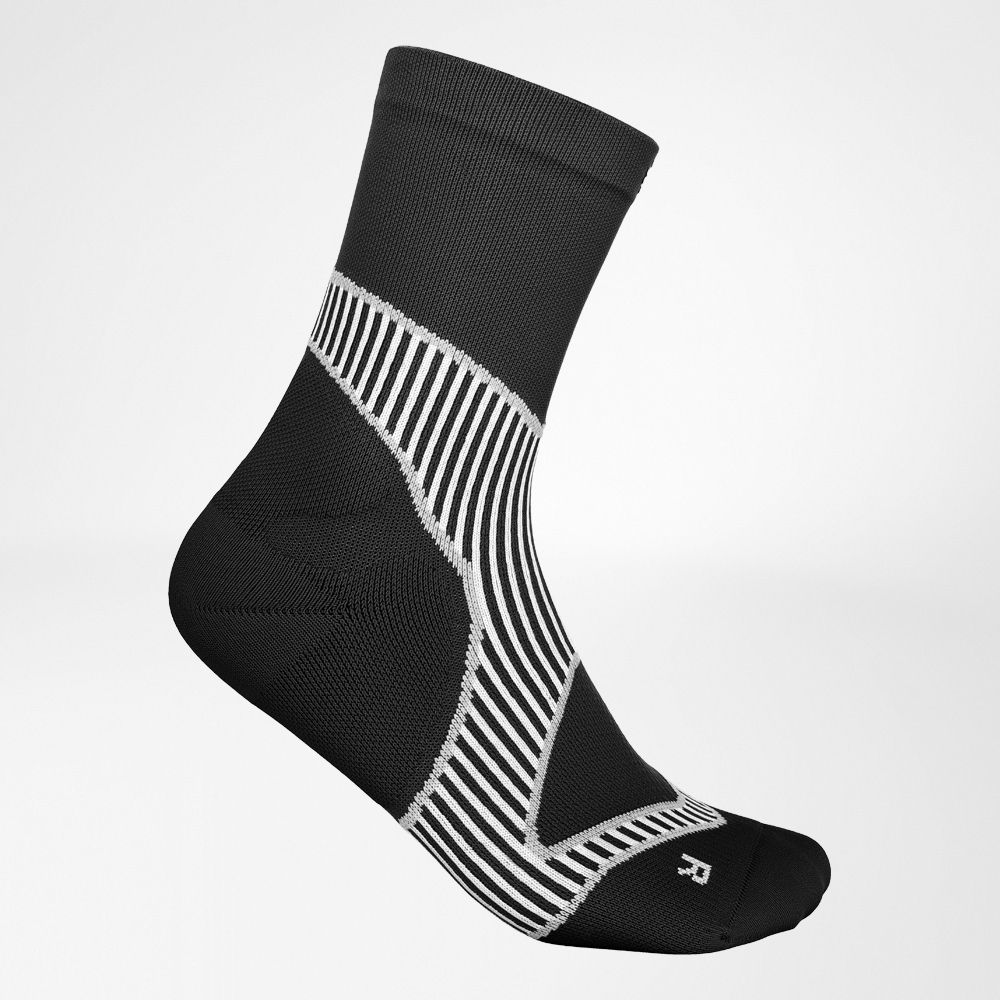 Run Performance Midcut Socks White Pink Image of Run Performance Midcut Socks White Pink