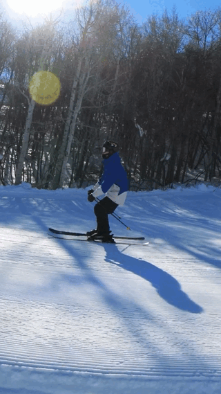 Professional Slopestyle Skier Nate Miceli wearing the GenuTrain down a snow park. Skier skiing down a snow park in ski gear while wearing Bauerfeind's GenuTrain knee brace.