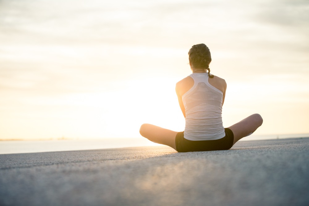 Woman wearing the Run Performance Compression Socks while running through a city street. Woman wearing Bauerfeind's Run Performance Compression Socks while running through a city street.